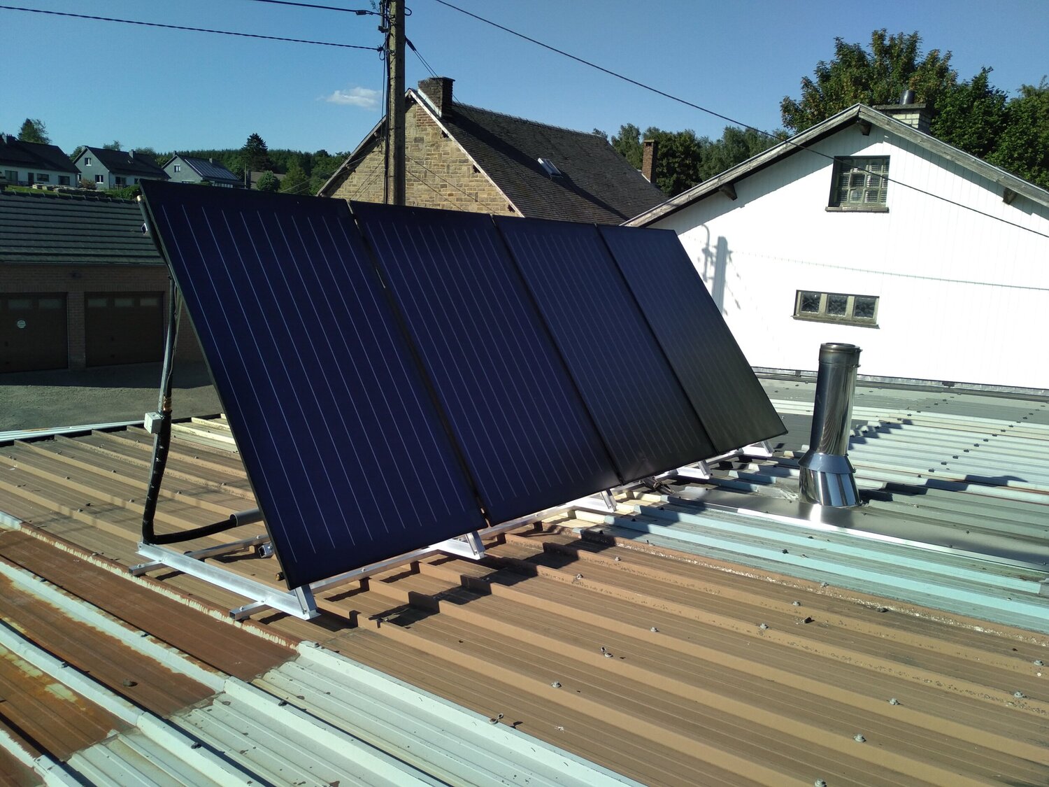 Installation de panneaux solaires sur le toit d'une maison